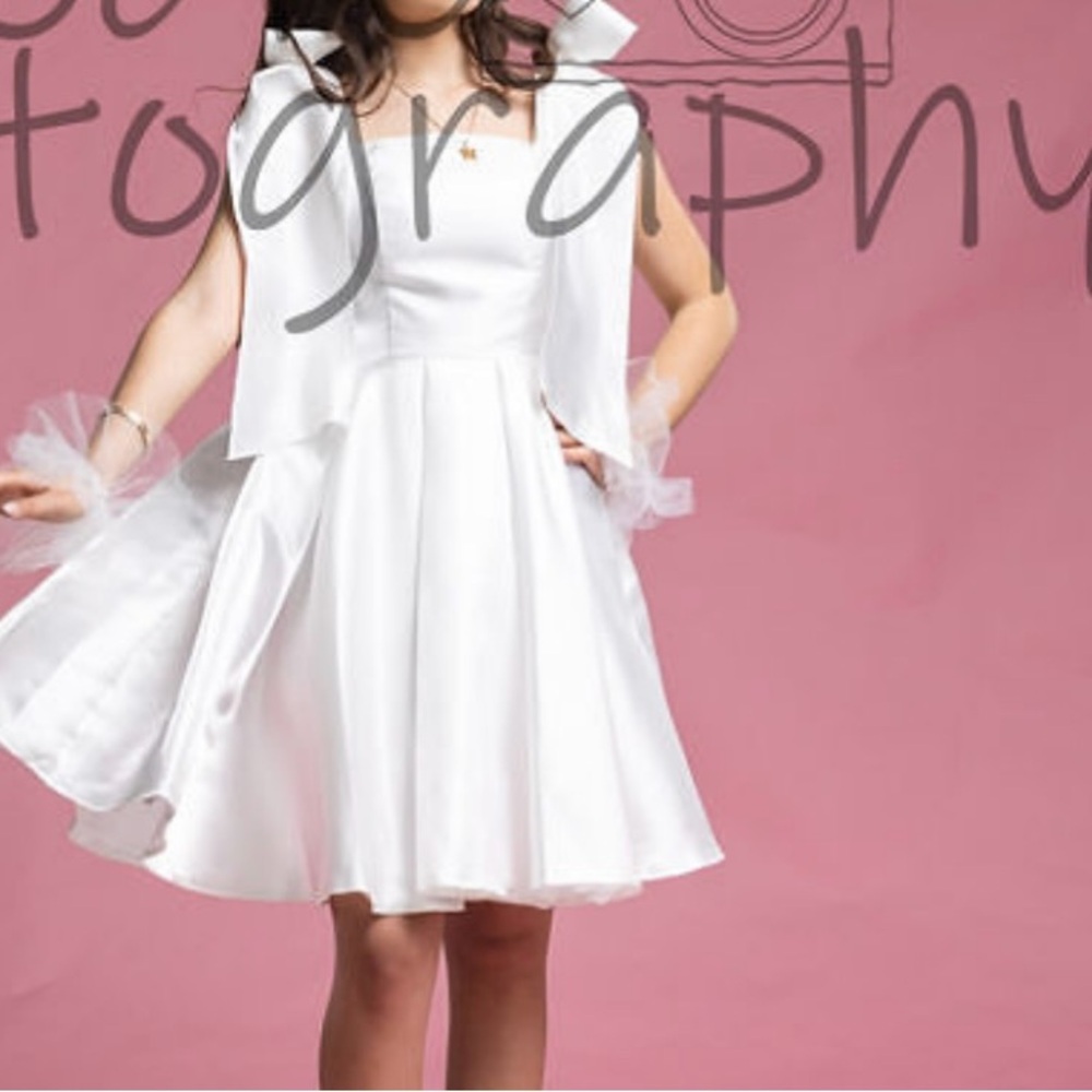 Elegant White Sleeveless Dress